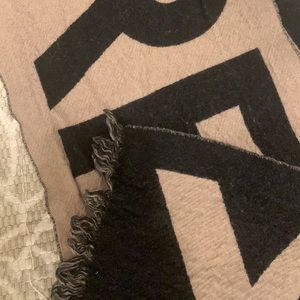 Authentic Burberry scarf wool,logo, fringed edge and two-tone  beige/black